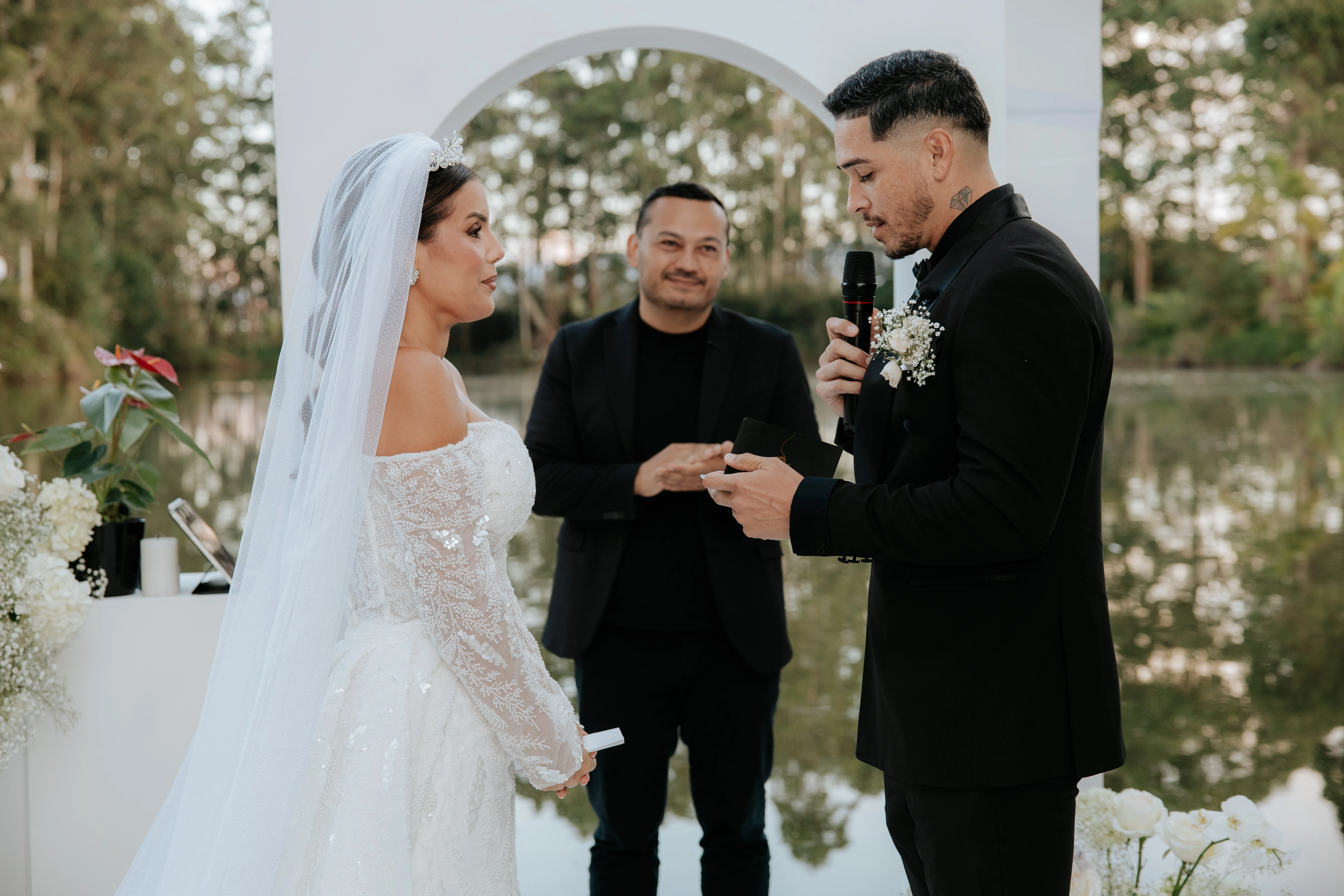 Editorial dinner table with florals — micro-reception ideas after a Miami courthouse wedding
